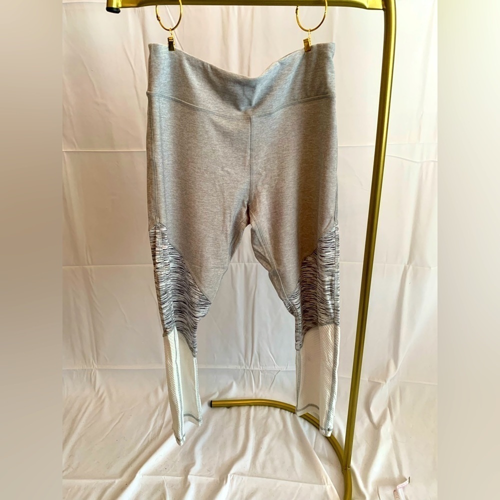 Nwot New York Laundry workout capri leggings grey white with hip pocket medium